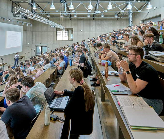 Studierende in Vorlesungssaal